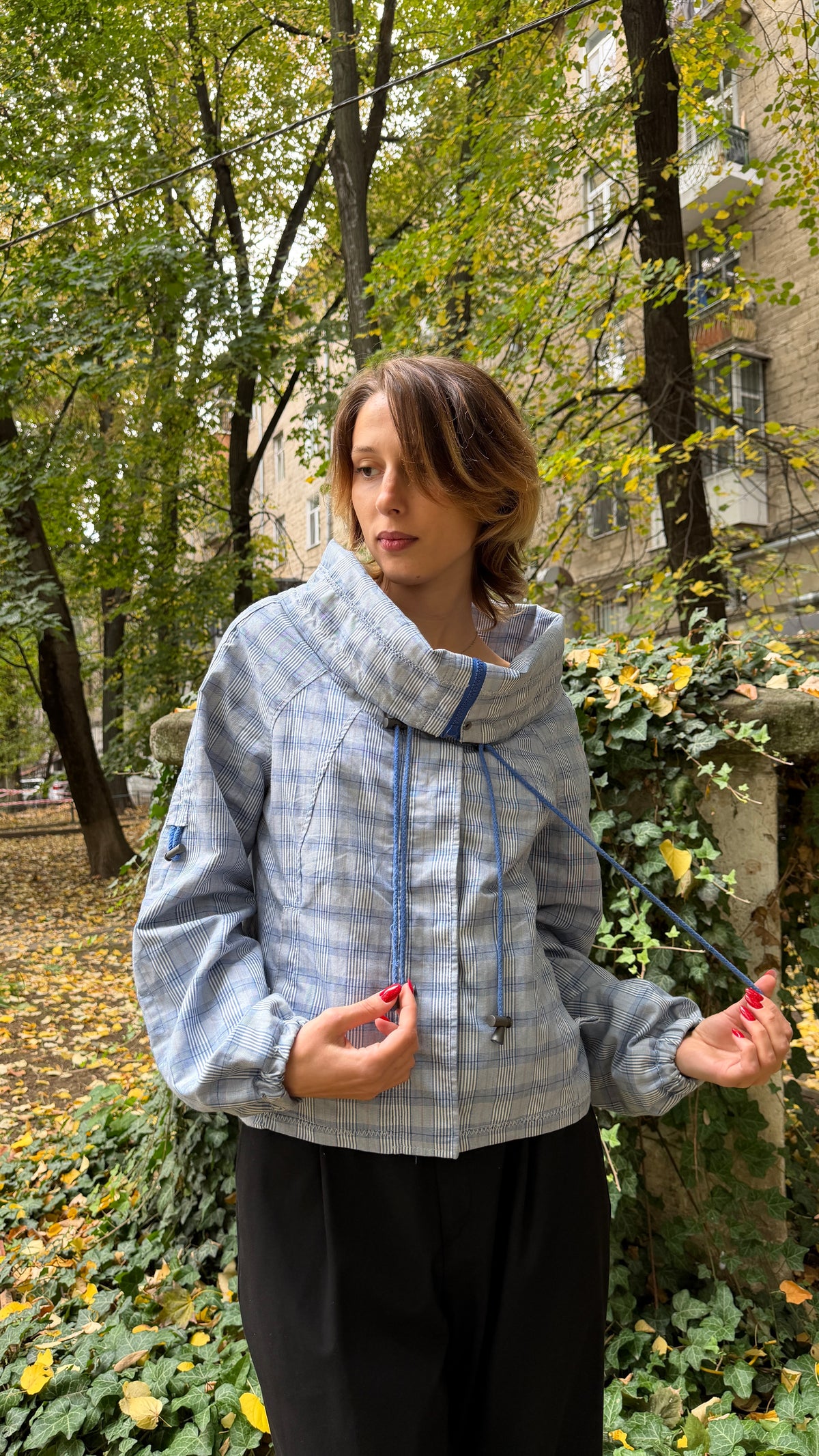 410 / cropped jacket with funnel collar