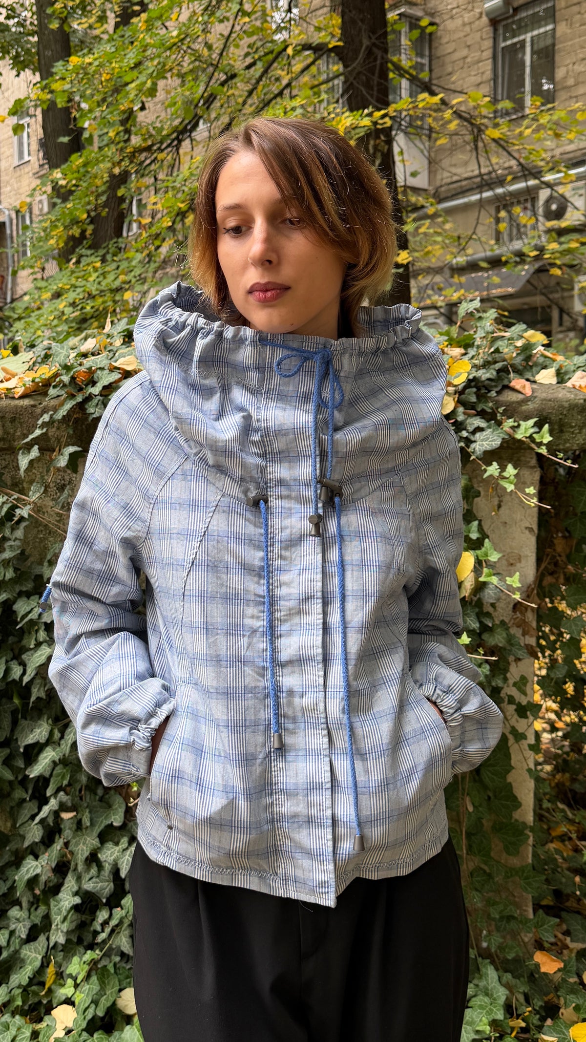 410 / cropped jacket with funnel collar