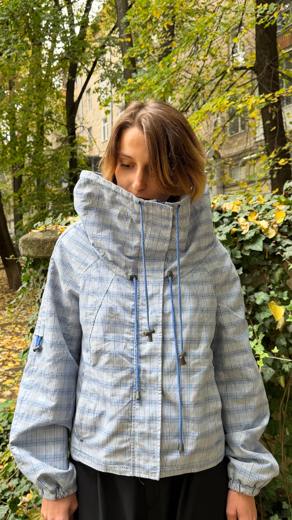 410 / cropped jacket with funnel collar
