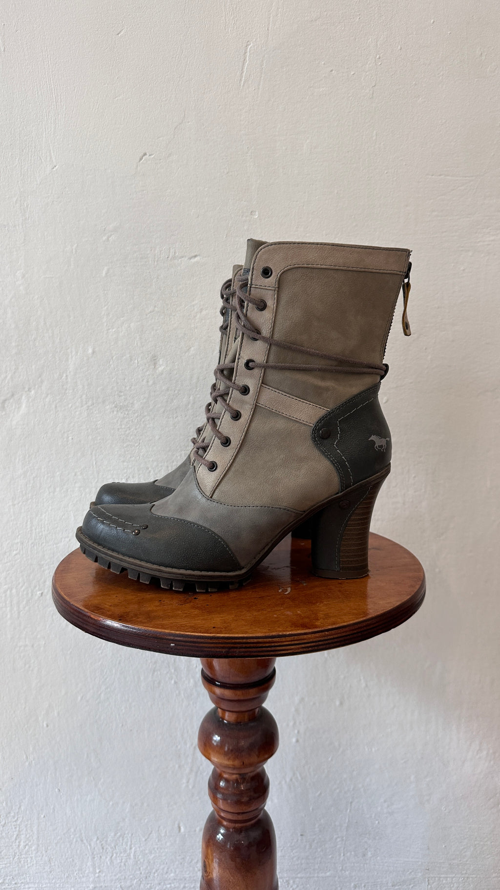 154 / MUSTANG heeled ankle boots