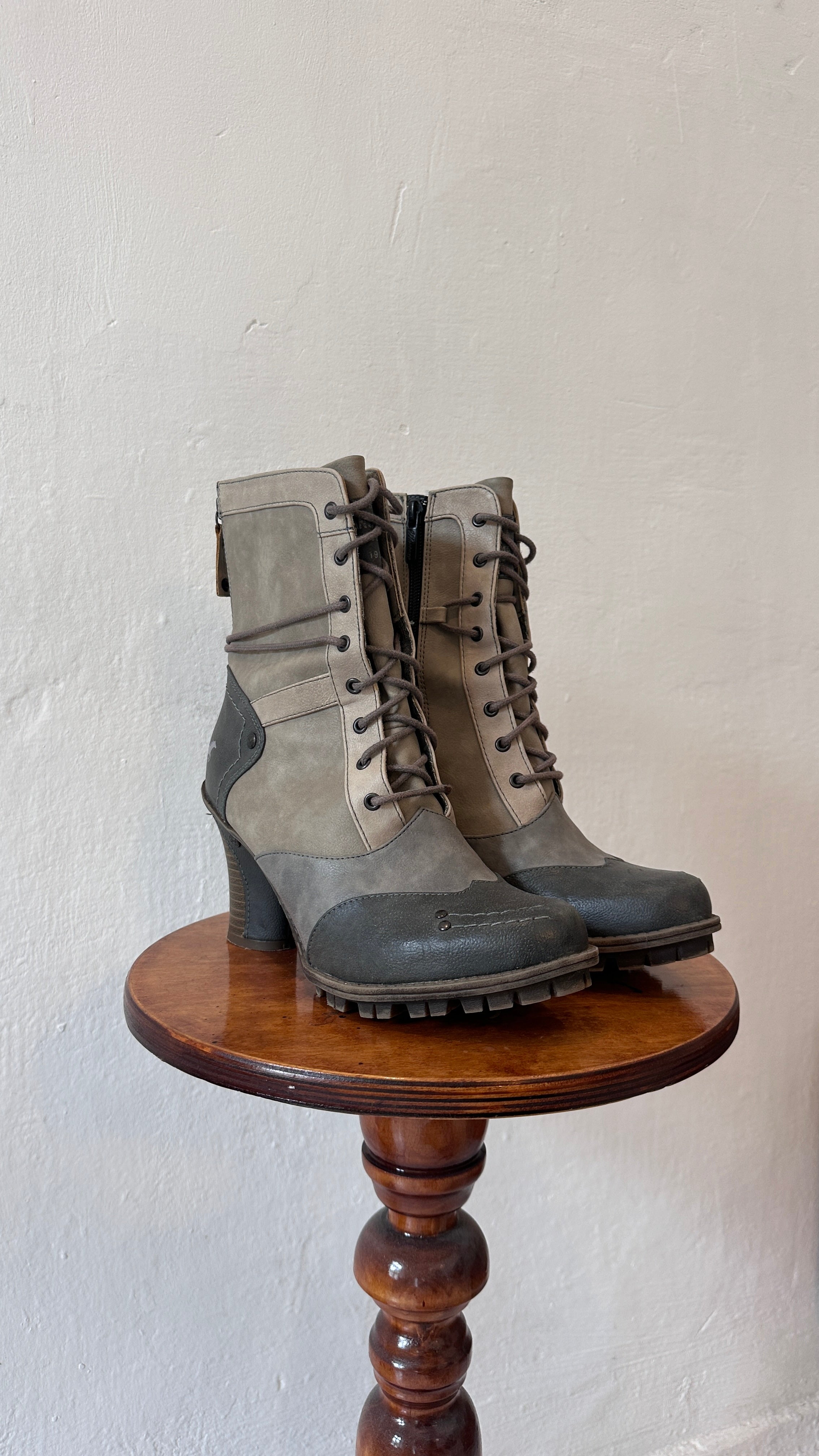 154 / MUSTANG heeled ankle boots