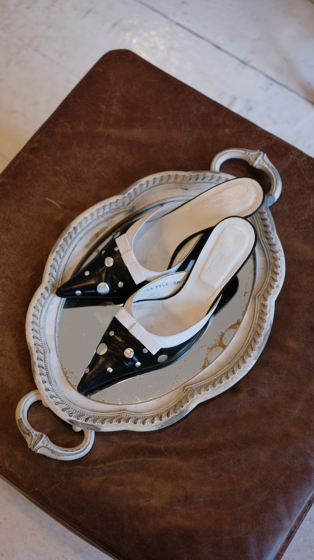 104 / pointed-toe mules
