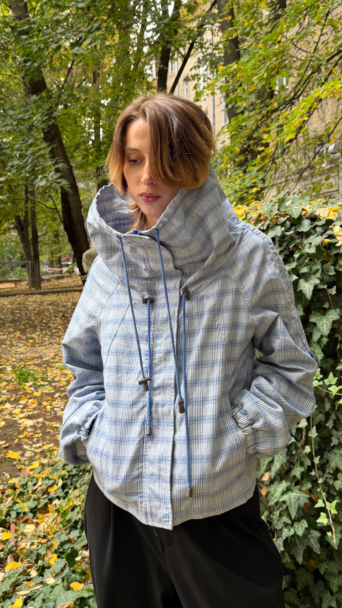 410 / cropped jacket with funnel collar