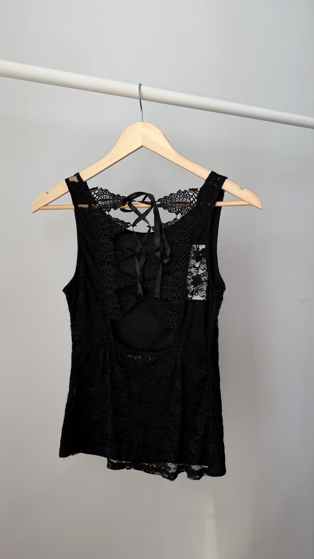 392 / lace top