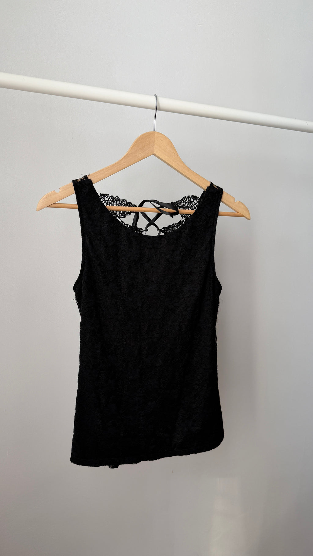 392 / lace top