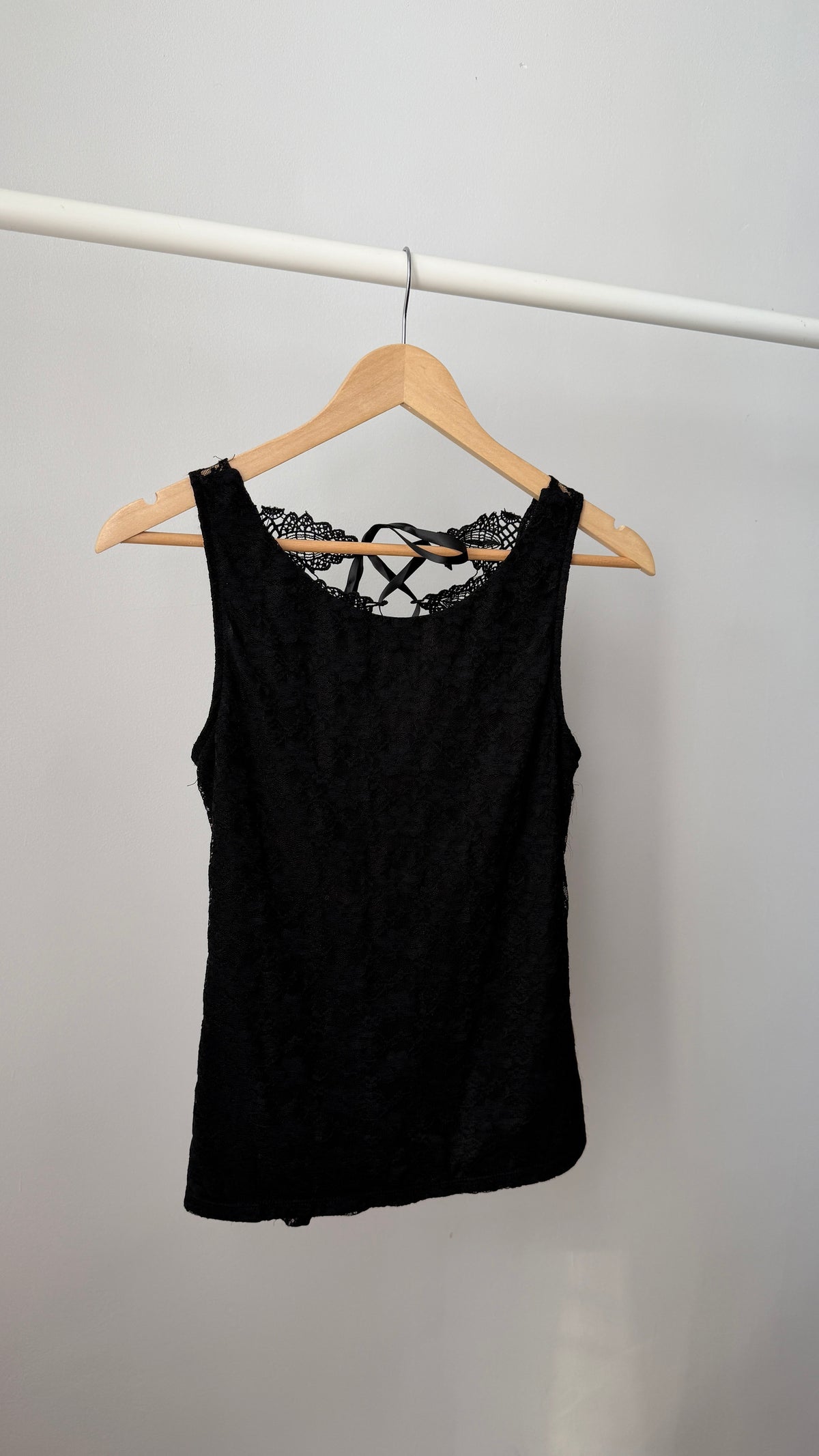 392 / lace top