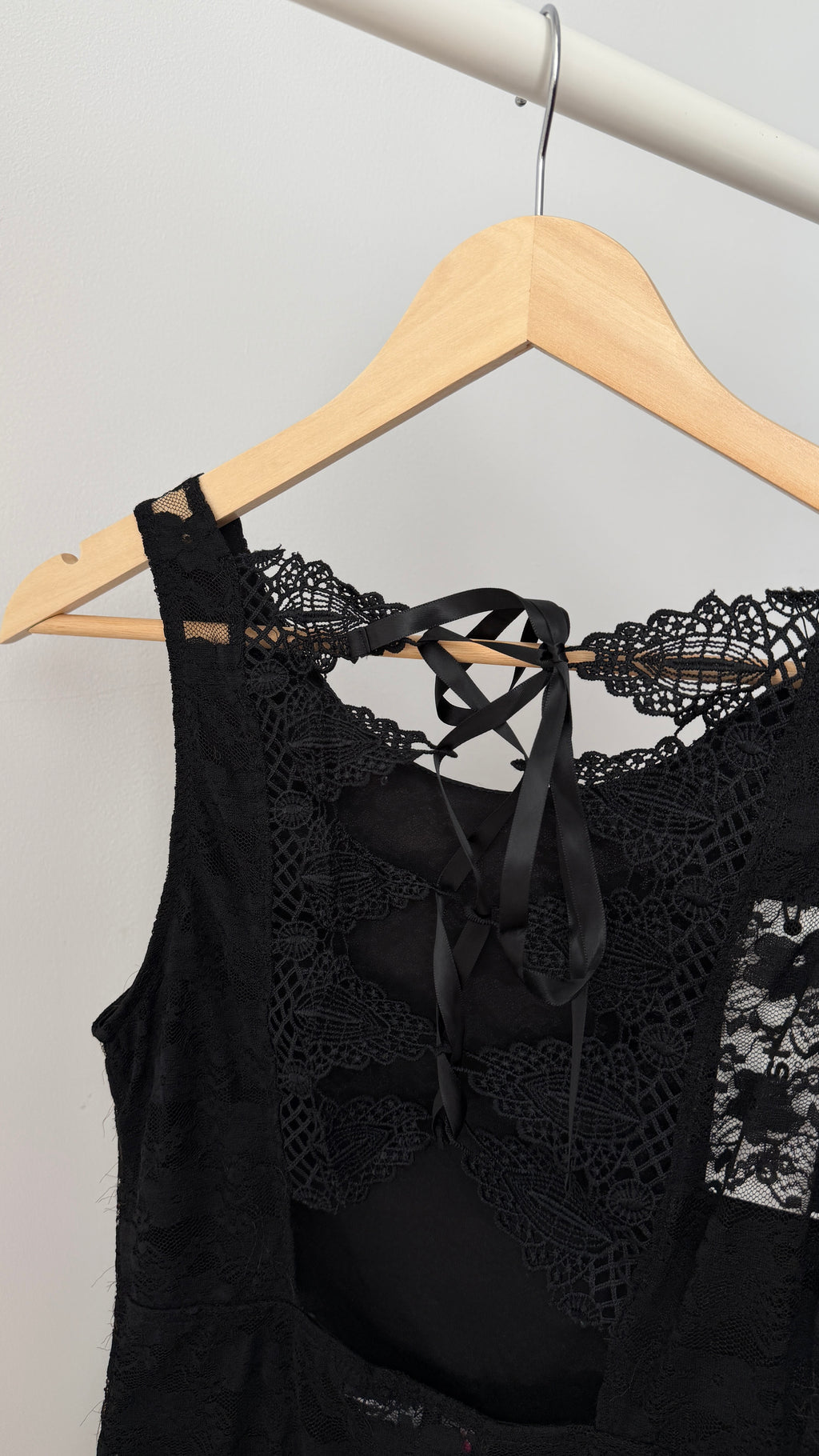 392 / lace top