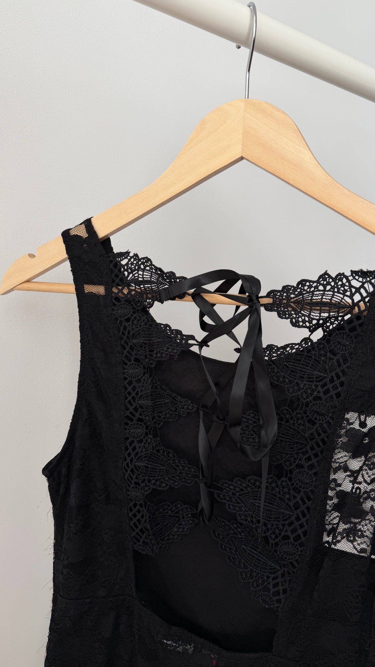 392 / lace top