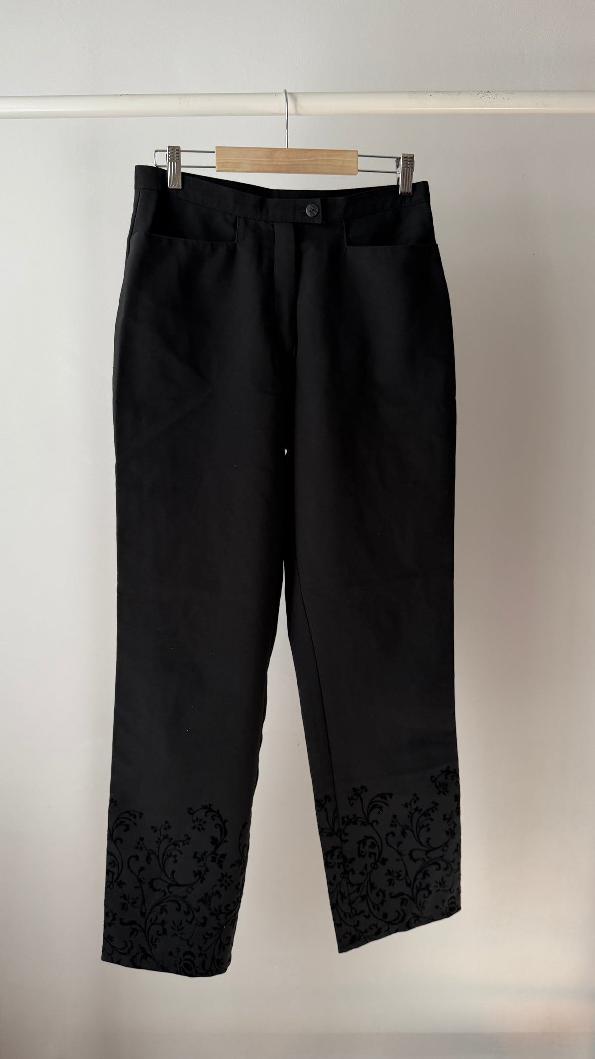 422 / straight-leg trousers with detailed hems
