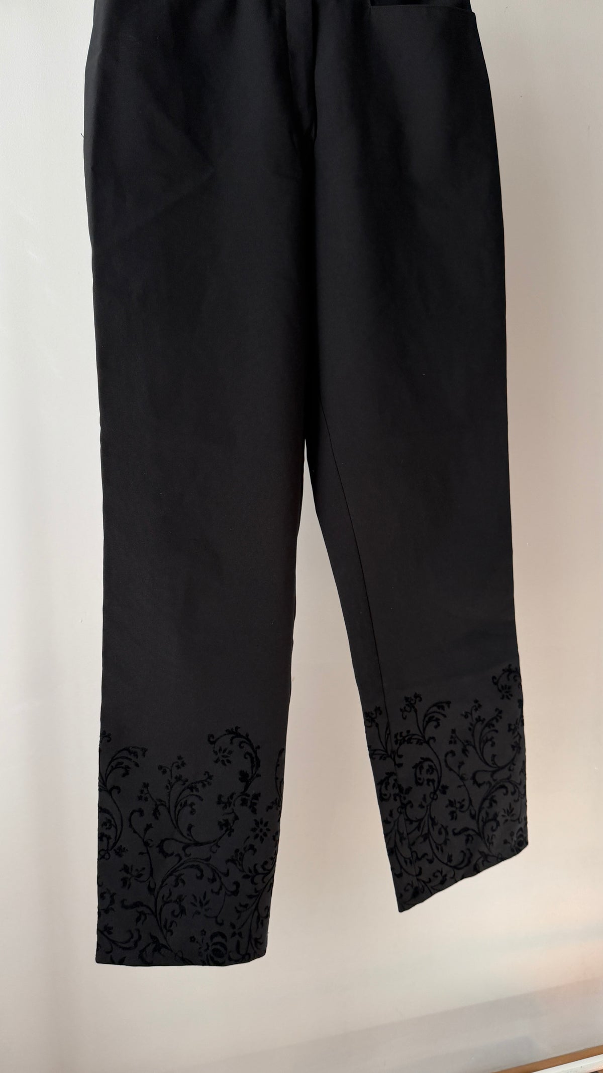 422 / straight-leg trousers with detailed hems