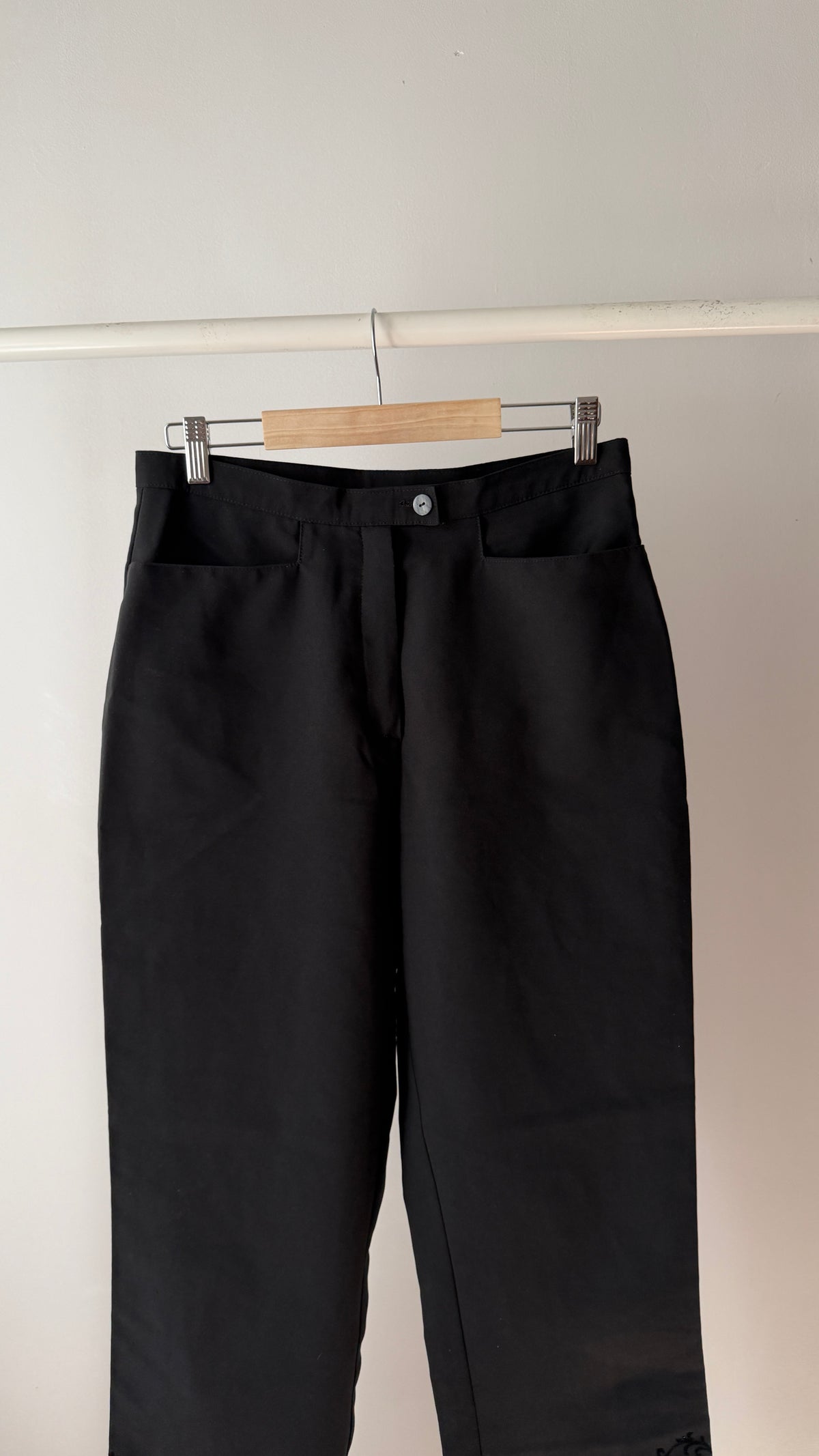 422 / straight-leg trousers with detailed hems