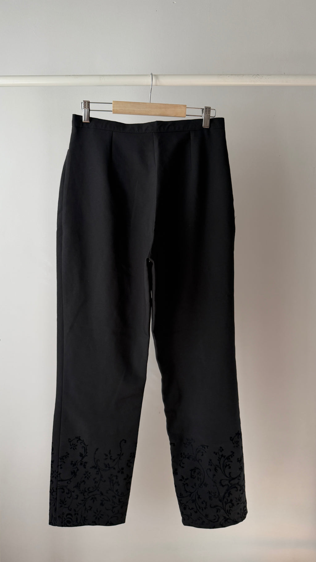 422 / straight-leg trousers with detailed hems