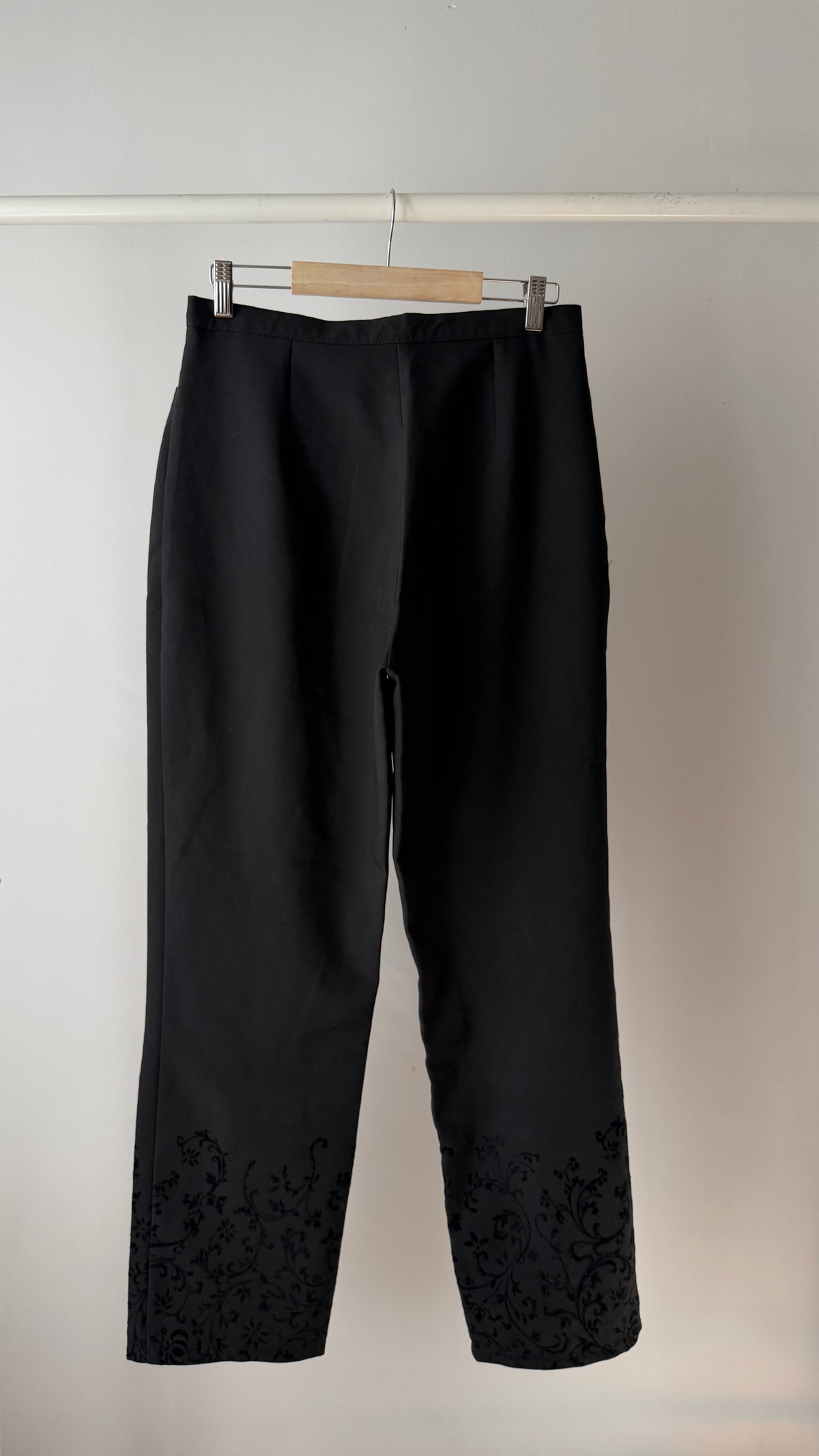 422 / straight-leg trousers with detailed hems