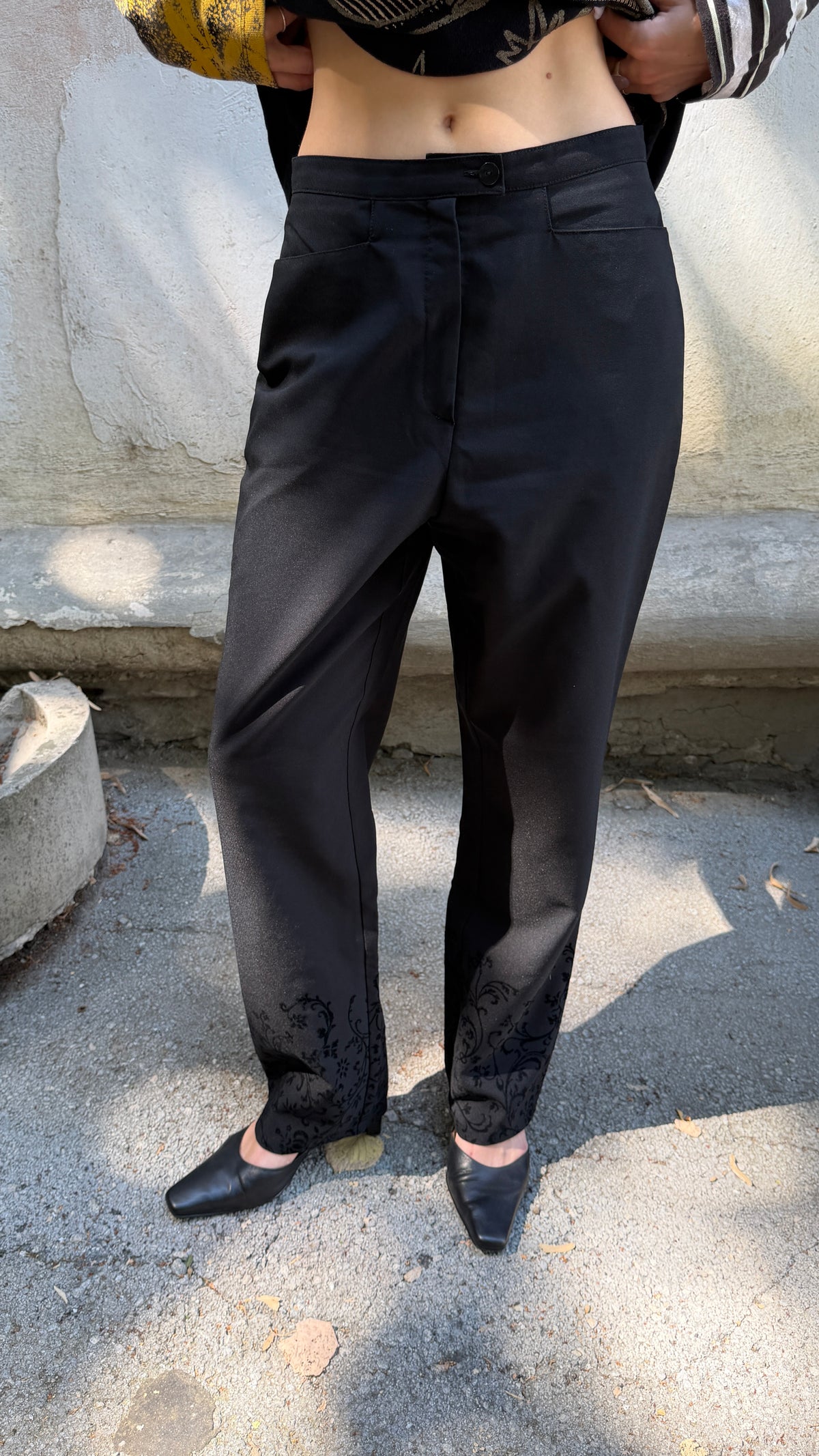 422 / straight-leg trousers with detailed hems