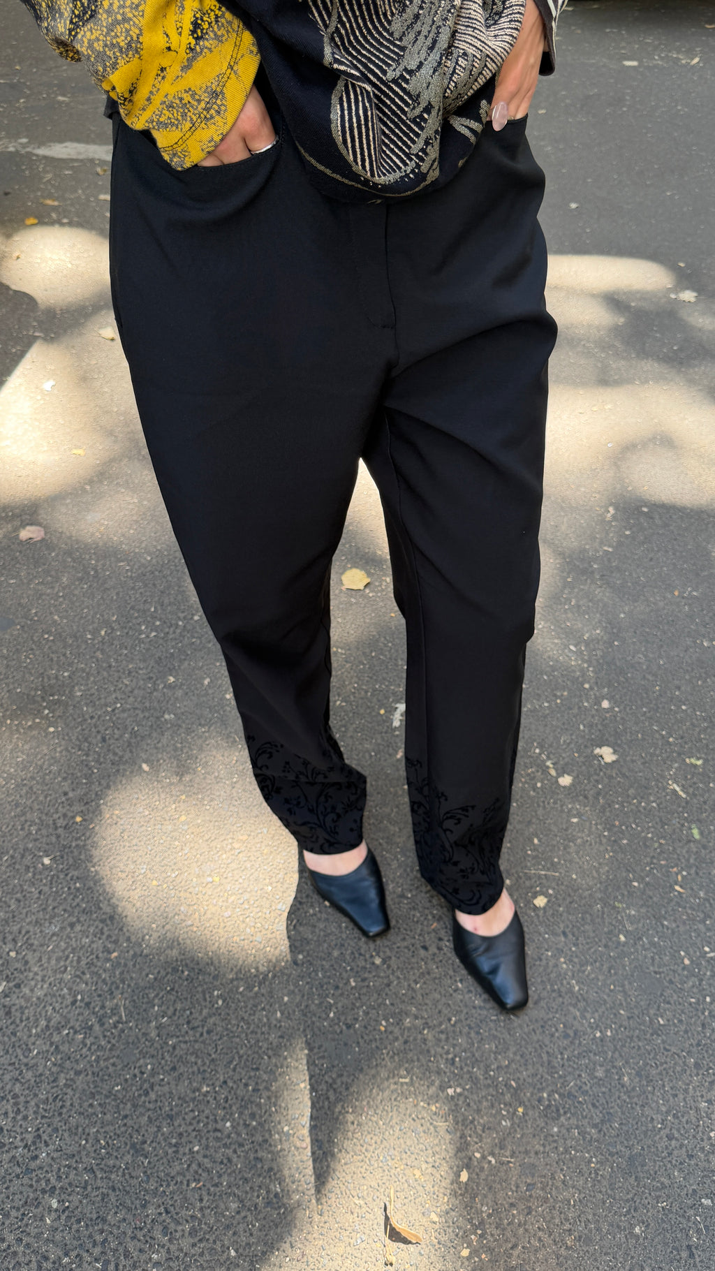 422 / straight-leg trousers with detailed hems