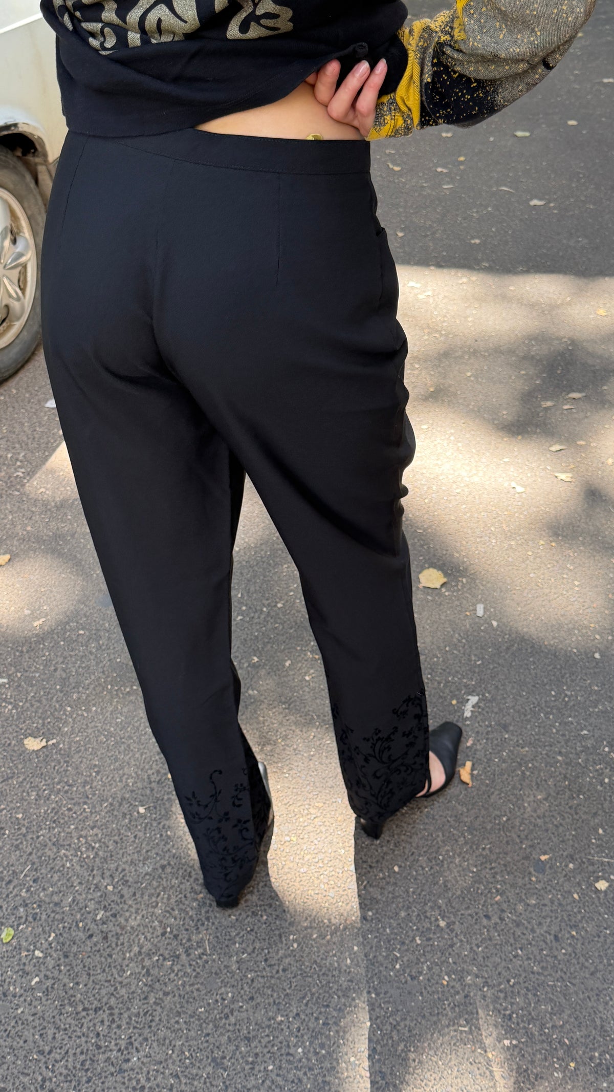 422 / straight-leg trousers with detailed hems